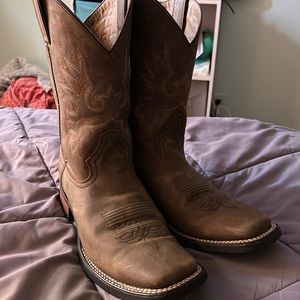 Like new double H boots. Only worn a hand full of times size 10.5D